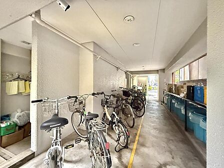 【駐輪場】建物内に整理された駐輪場があり、愛車の保管に便利。