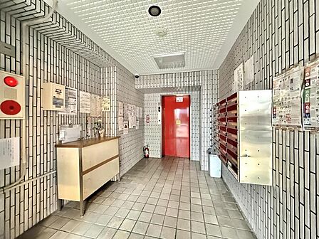 【エントランス】温かな風情のエントランスは、訪れる方々を優しく包み込み、心地よい空間を演出します。