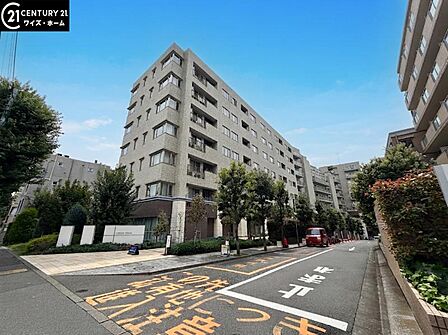 【外観】青空に映える重厚な佇まい。