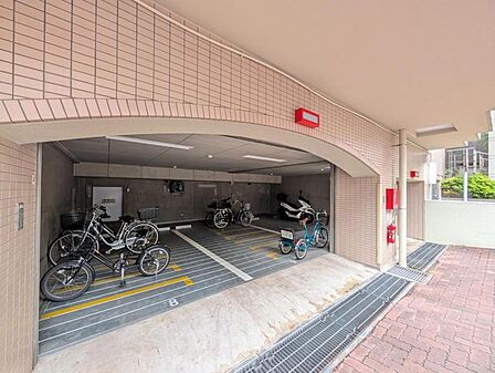 【駐輪場】屋根付きの駐輪スペースがあり、雨の日も安心です。