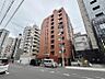 外観：【外観】赤レンガ調の外観が印象的なマンション。時を重ねても色褪せない、レトロで落ち着きのある佇まいが魅力です。