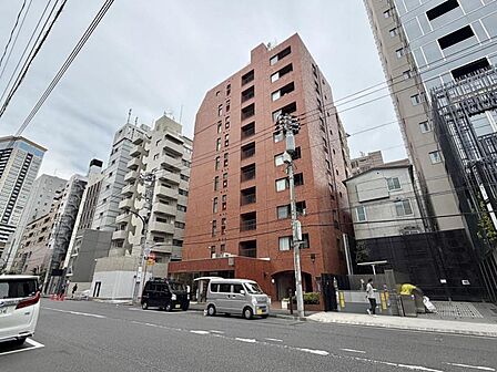 【外観】赤レンガ調の外観が印象的なマンション。時を重ねても色褪せない、レトロで落ち着きのある佇まいが魅力です。