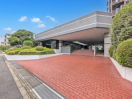 【エントランス】格調高いタイル貼りのアプローチ。歩くたびに愛着が深まる。