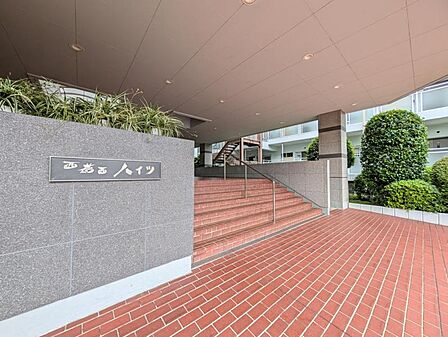 【エントランス】しっかりと管理が行き届き開放感があり明るいマンションの顔