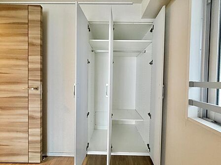 【洗面所】　日用品のストックも大容量収納できる便利な収納スペースつき。清潔感のあるカラーで統一されています。