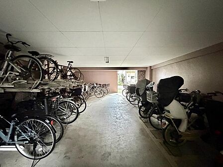 【駐輪場】建物内に整理された駐輪場があり、愛車の保管に便利。