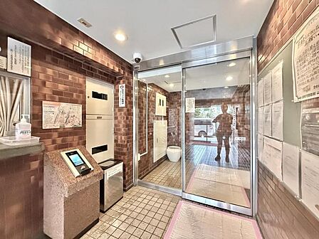 【エントランス】居住者を迎える上品な空間です。