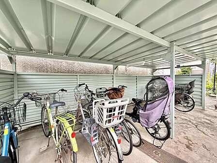 【駐輪場】敷地内に設置されており、日々の利用にも便利です。