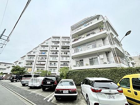 【外観】　閑静な住宅街に佇む、品のあるマンション。街の空気に溶け込む、穏やかな佇まいです。
