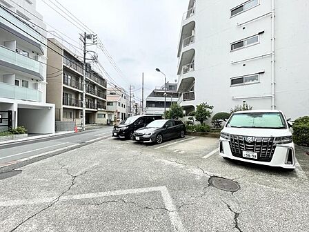 【駐車場】通勤やお出かけにも心強い敷地内スペース。