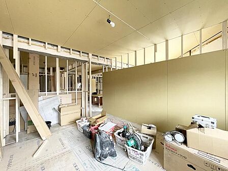 【洋室】内装リニューアル中。新たな装いでお引き渡しいたします。