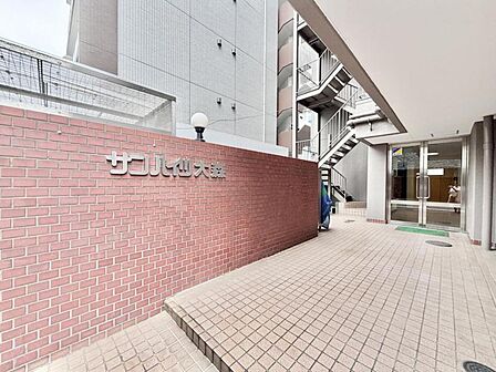 【エントランス】品格を感じさせる共用部の入口部分。