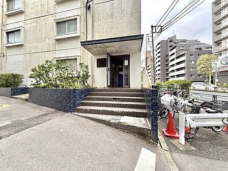 【エントランス】住まいへと続く落ち着いた導入空間。
