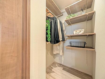 【収納】WIC完備。衣類や大きな家電などをマルチに収納できて住空間をより広げてくれます。