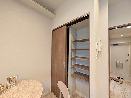 【収納】リビングにも便利な棚収納が備わり、住空間をより効率よく使えます。