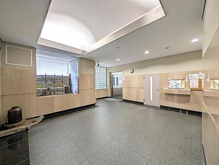 【エントランス】管理の良さが一目でわかる、清掃の行き届いた開放的なエントランス。