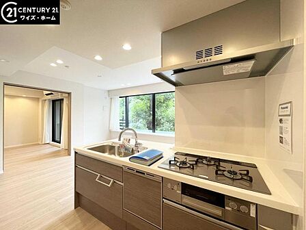 【キッチン】洗練されたカウンターキッチンが住空間の美意識を高める。開放感と上質な光が調和する、優雅で心満たされる暮らしを演出します。
