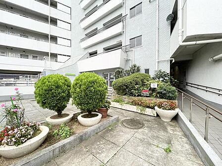 【エントランス】緑が導く我が家への道。