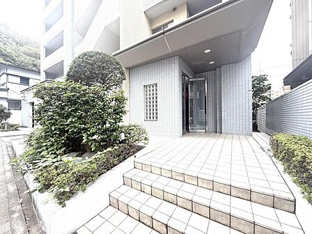 【エントランス】上質な雰囲気を纏う共用スペース。