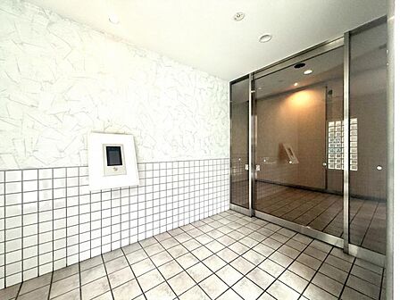 【エントランス】建物の印象を高める洗練された佇まい。