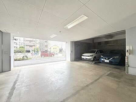 【駐車場】日々のカーライフを支える便利な設備です。