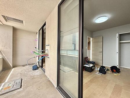 【バルコニー】心地の良い風をお部屋に取り込んでくれ、日々の生活がより豊かになります。