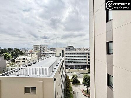 【眺望】外の気配を感じながらリラックスできる空間です。