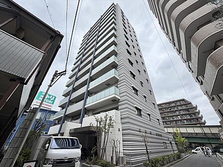 【外観】都会的な景色の中に溶け込みながら、確かな存在感を放つデザイン。