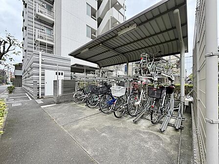 【駐輪場】屋根付きの駐輪場は雨の日などにとても重宝します。