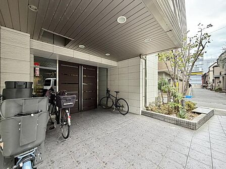 【エントランス】住まいへと続く落ち着いた導入空間。