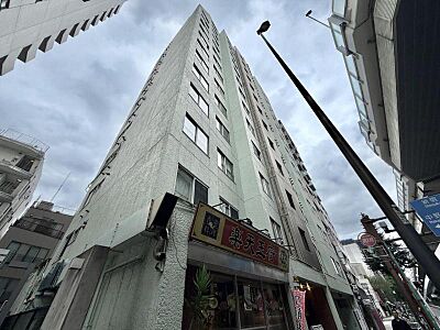 外観:【外観】個性を感じる設計で印象に残る佇まい。 外観:【外観】個性を感じる設計で印象に残る佇まい。