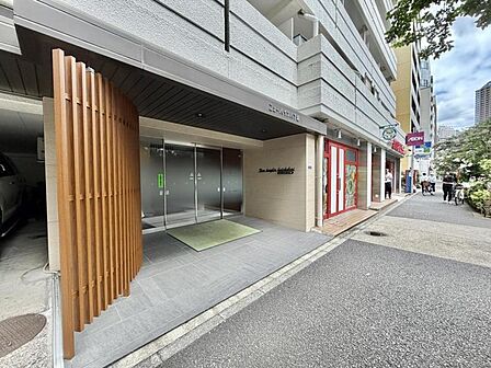 【外観】住む人や訪れる人を室内へと優しくエスコートします。