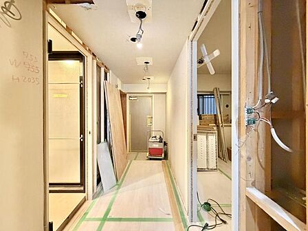 【玄関】毎日出入りに使う玄関は外出する時は爽やかに、帰宅するときはホッとする落ち着いた空間へ。