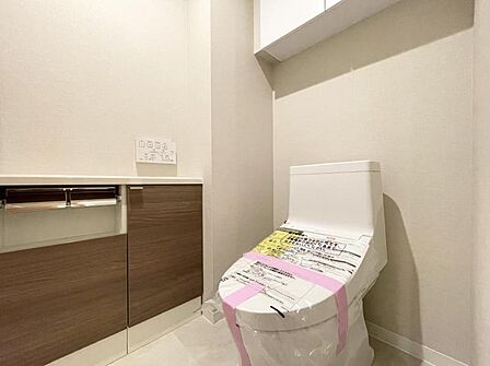【トイレ】凹凸の少ない内装とシンプルな設計で、汚れがたまりにくく、さっと拭くだけで清潔に。