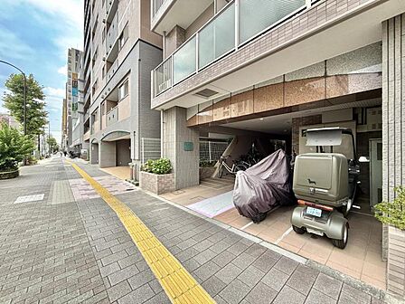 【エントランス】上質な雰囲気を纏う共用スペース。