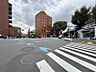 エントランス：【周辺環境】周囲が遮るもののないオープンな空間になっており、車側からも歩行者側からもお互いが視界に入りやすいです。