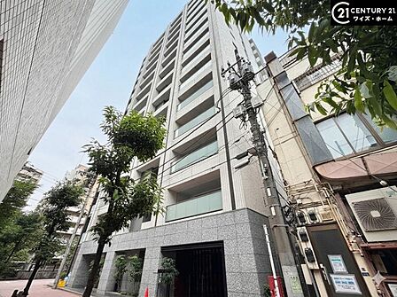 【外観】青空に映える重厚な佇まい。都心の喧騒を忘れさせる端正な外観。
