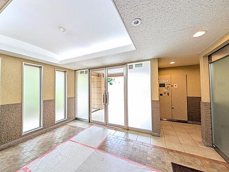 【エントランス】しっかりと管理が行き届き開放感があり明るいマンションの顔。