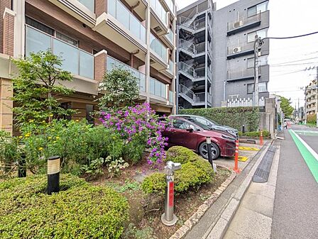 【周辺環境】周囲が遮るもののないオープンな空間になっており、車側からも歩行者側からもお互いが視界に入りやすいです。