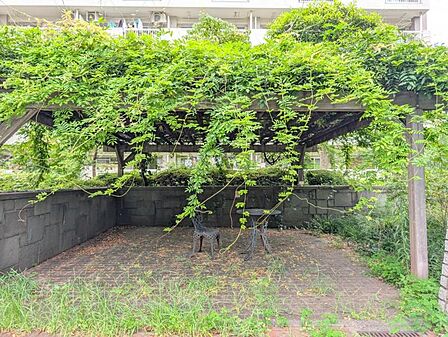 【共有部分】マンション内にはベンチがあり、のんびりお過ごしいただけます。