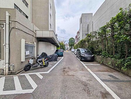 【駐車場】マンション敷地内のバイク置き場と駐車場。