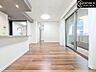 リビング/ダイニング：【LDK：13.9帖】ナチュラルな木目が心地よく調和する、明るく開放的なリビングダイニング。