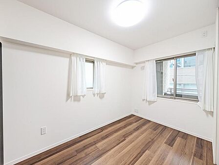【洋室：5.0帖】リビングに隣接した洋室は、ライフスタイルに合わせて柔軟に使える便利な空間です。