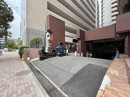 【駐車場】お車をお持ちの方に嬉しい敷地内駐車場。空き状況についてはお問い合わせください。