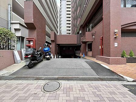 【駐車場】マンション敷地内の駐車場。雨の日でも荷物の出し入れがスムーズに行えます。