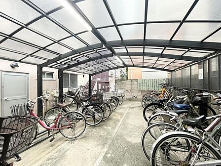 【駐輪場】屋根付きの駐輪スペースがあり、雨の日も安心です。