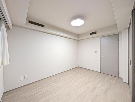 【洋室】シンプルな内装で家具の配置もしやすい空間です。