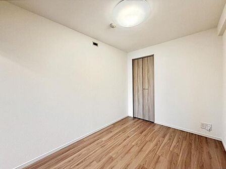 【洋室:4.8帖】リビングから見守りのしやすい洋室はお子さまの遊び部屋にも適しています。元気に遊ぶお子さまと一緒に寛げる間取りです。