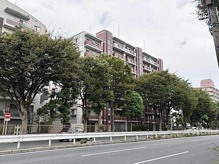 【外観】モダンなデザインが際立つ外観。存在感と品格を兼ね備えたマンションです。
