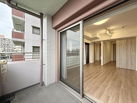 【バルコニー】心地の良い風をお部屋に取り込んでくれ、日々の生活がより豊かになります。